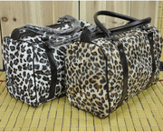 Стильная и удобная велюровая женская сумка под леопард